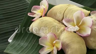 新鲜的生的、异国情调的<strong>泰国</strong>热带水果<strong>榴莲榴莲</strong>在香蕉叶上旋转